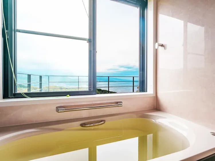 ・【バスルーム】肩までしっかりつかれるお風呂で天然温泉のお湯をお楽しみいただけます