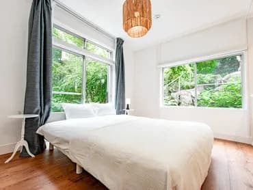 ・【寝室】クイーンベッドのお部屋、広々としたベッドでゆっくりお休みいただけます