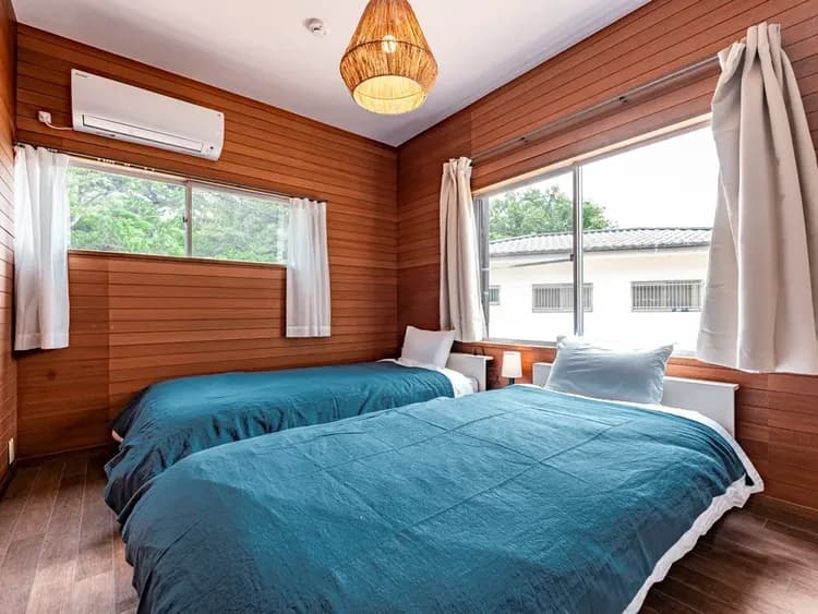 ・【寝室】シングルベッド2台を設置。窓から差し込む光で目覚めもスッキリ