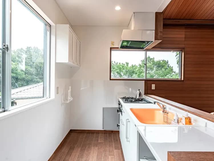 ・【キッチン】調理器具や調味料、食器も完備。本格的な調理も可能です