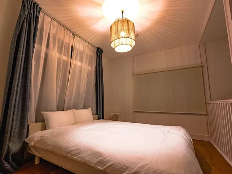 ・【寝室】温かみのある照明の光が室内を優しく照らします