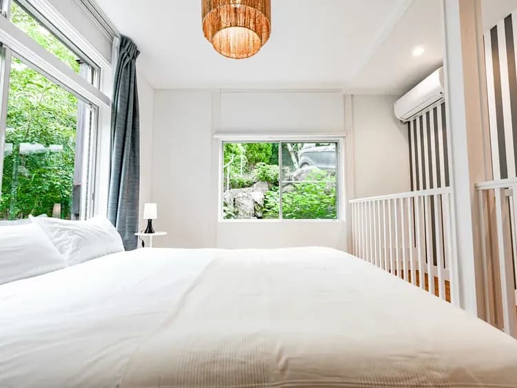 ・【寝室】二方向の窓から差し込む自然光が部屋を優しく照らします