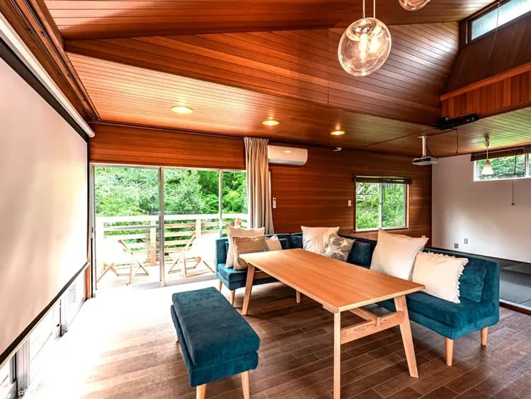 ・【スクリーン】120インチの大型スクリーン、映画やアニメ等を見て宿泊をもっと楽しく