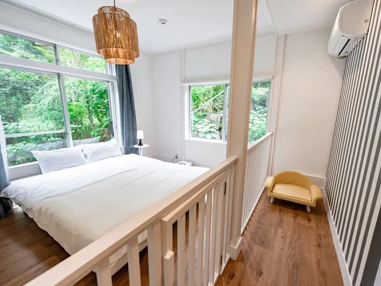 ・【寝室】ベッドのそばには大きな窓、朝日の光で気持ちよく朝を迎えられそう