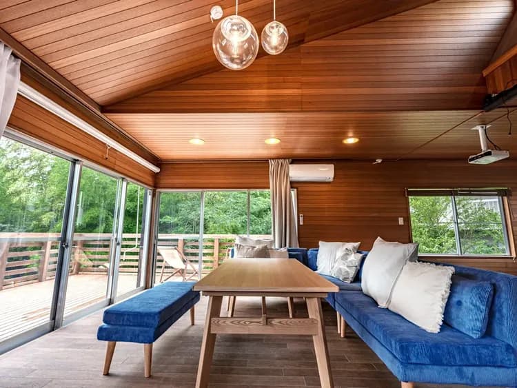 ・【リビング】高い天井と大きな窓に囲まれており、開放的な気分を味わえます