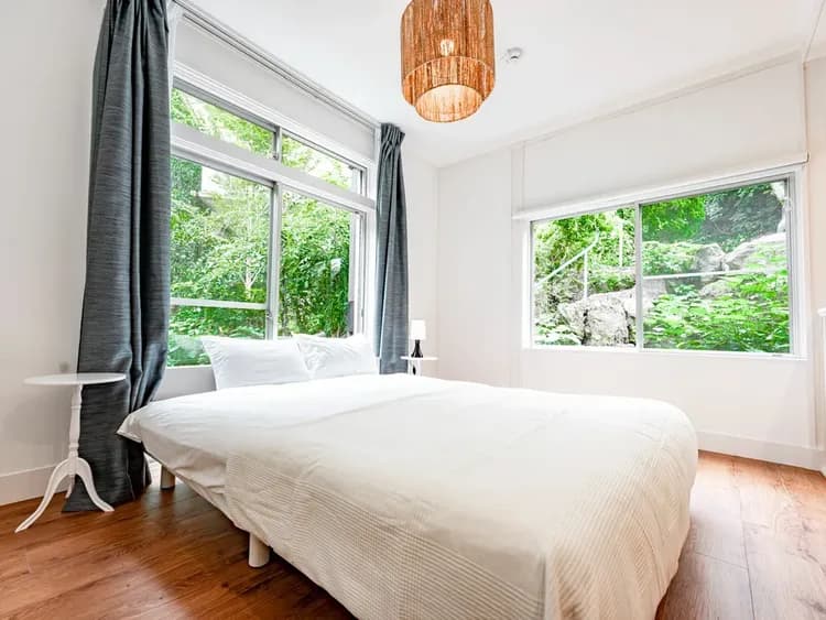 ・【寝室】クイーンベッドのお部屋、広々としたベッドでゆっくりお休みいただけます