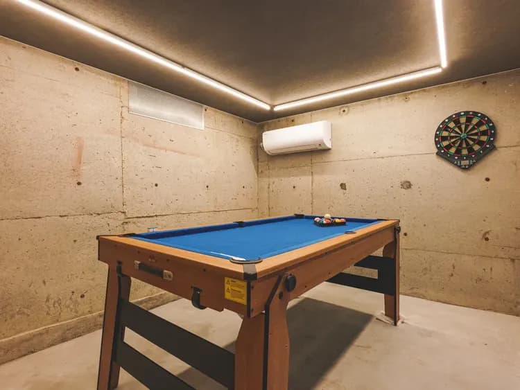 ・【プレイルーム】地下のプレイルームでは、ダーツやビリヤードをお楽しみいただけます