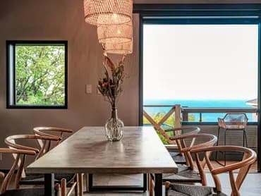 ・【ダイニング】6人掛けのダイニングテーブル。団らんのひと時を美しい景色と共に過ごせます