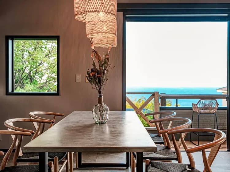 ・【ダイニング】6人掛けのダイニングテーブル。団らんのひと時を美しい景色と共に過ごせます