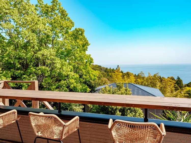 ・【デッキ】熱海の海と自然が広がります。景色と一緒にコーヒーはいかがでしょうか