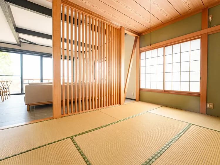 ・【和室】寝転がって自由に寛ける畳のお部屋です。小さなお子様も安心して過ごせます