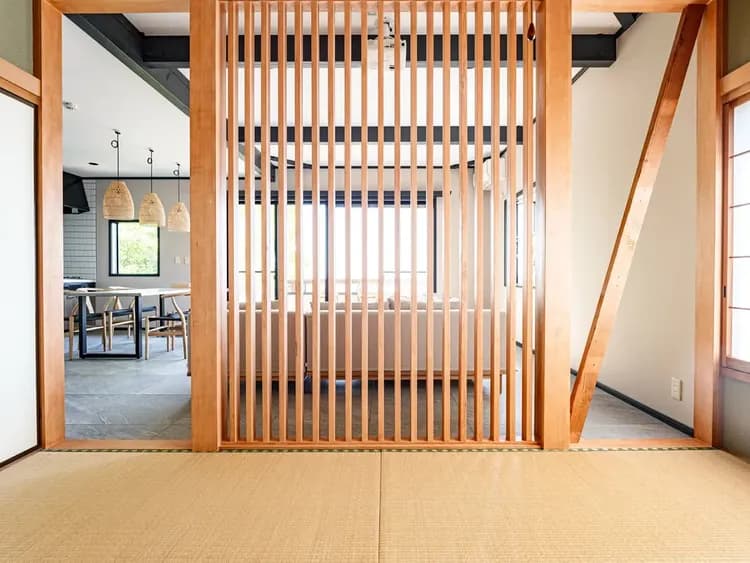 ・【和室】布団を敷いて4名様まで一緒にお休み頂けます。ご家族でのご旅行にぜひご利用ください