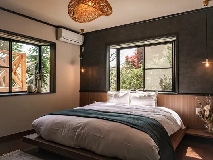 ・【ベッドルーム】ユニークなランプシェードがシンプルなお部屋のアクセントに