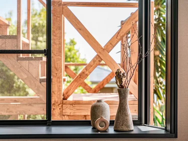 ・【ベッドルーム】窓からは庭のウッドデッキと2階デッキをつなぐ外階段が見えます