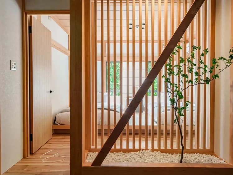 ・【ベッドルーム】格子のある和モダンな寝室。風通しが良く、気持ち良く過ごせますよ