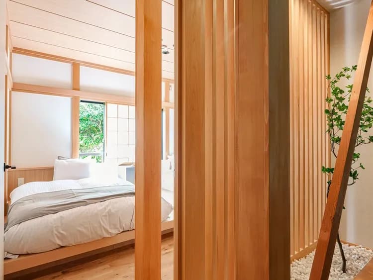 ・【ベッドルーム】小上がりにロータイプベッドを設置。和と洋がバランスよく調和しています