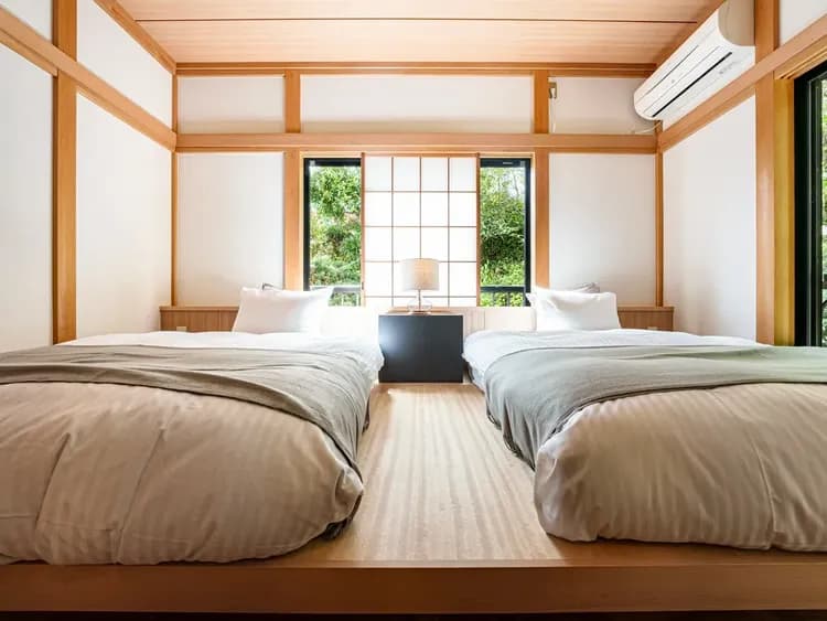 ・【ベッドルーム】1階のツインルームです。セミダブルですのでゆったりとお休み頂けます