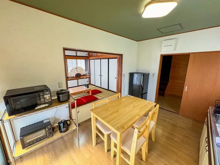 ダイニングテーブルには椅子４脚のご用意がございます！