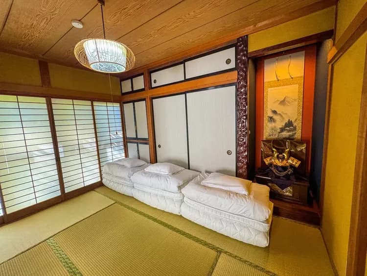 1F寝室、布団３つ