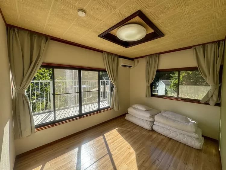 2F寝室、お布団２つ