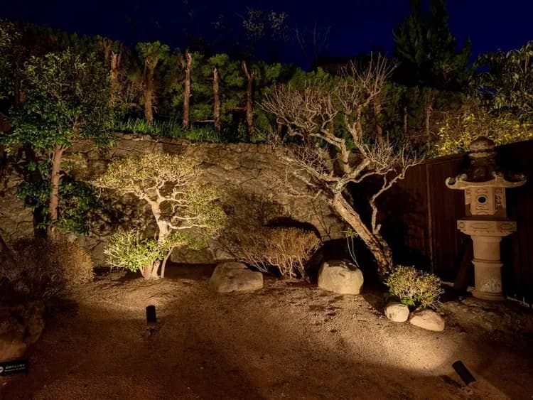 【本棟】日本庭園／灯りと陰が作り出す和の空間
