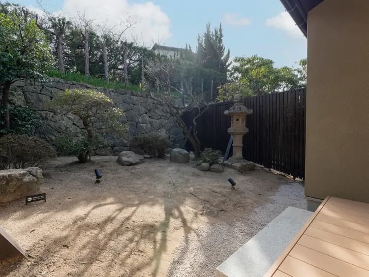 【本棟】日本庭園／各客室で風情のある灯篭や木々を眺められます。