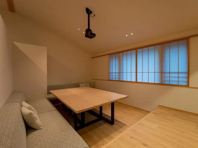 【本棟】リビング／プロジェクターを利用して映画鑑賞もおすすめです。