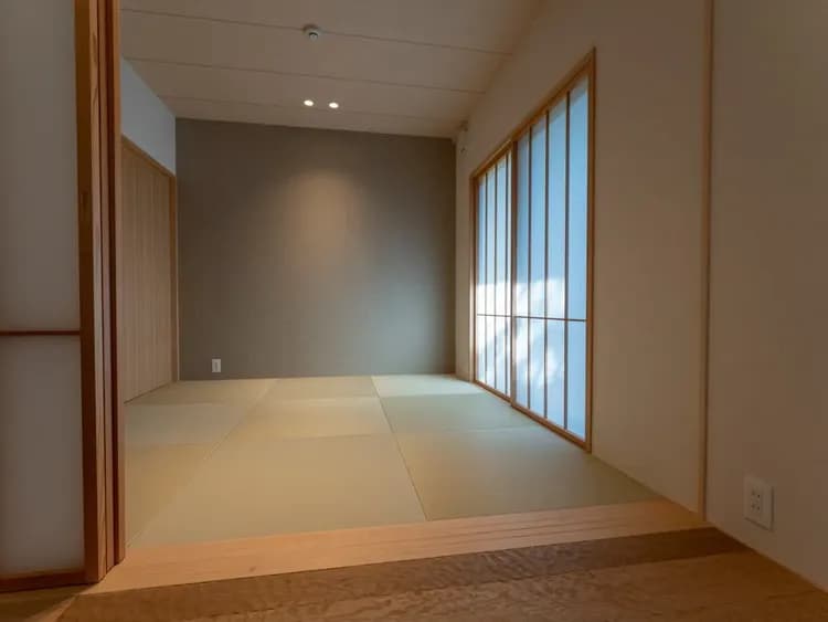 【本棟】和室／障子をあけると庭園があり、四季の移り変わりを感じられます。