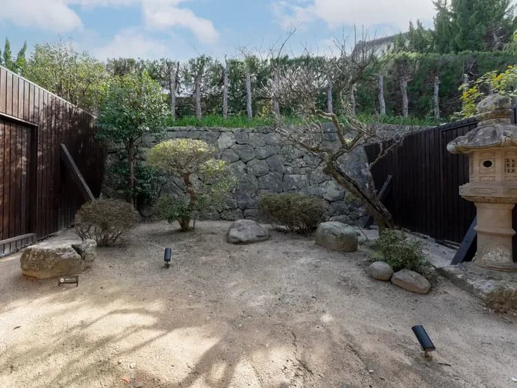 【本棟】日本庭園／各客室で風情のある灯篭や木々を眺められます。