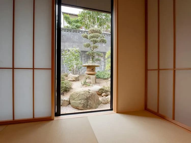 【本棟】和室／和室からは日本庭園を眺められます。