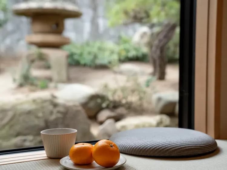 【和室】日本庭園と和の雰囲気を感じながら、ゆっくりおくつろぎください。