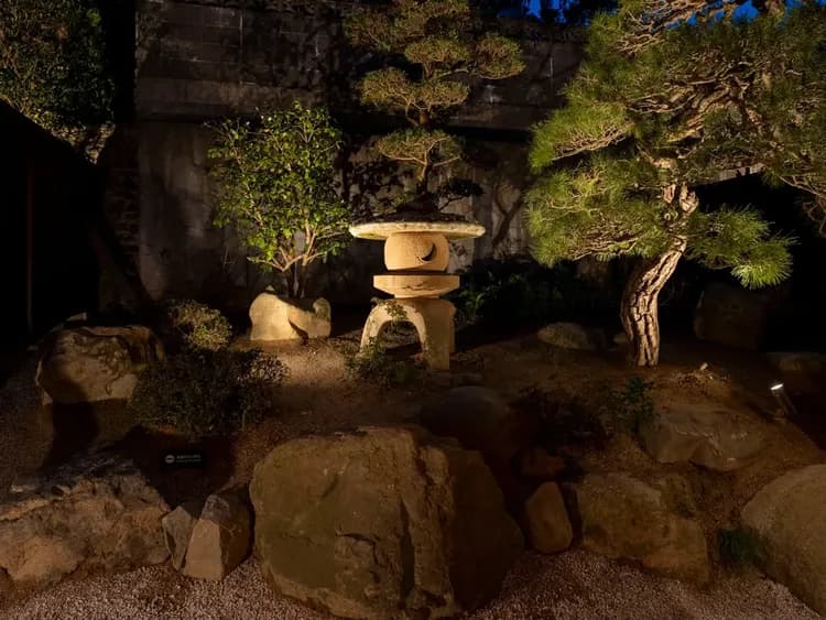 【本棟】日本庭園／灯りと陰が作り出す和の空間