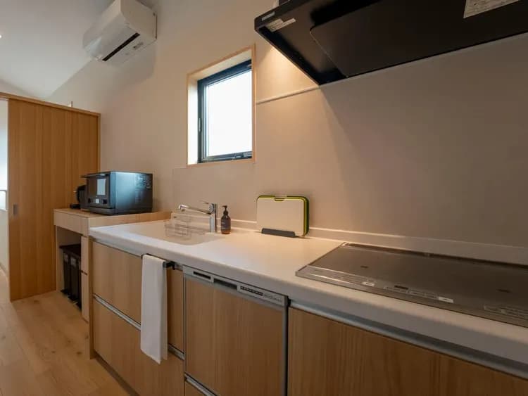 【本棟】キッチン／複数人でのご利用時にも安心、IHの3口コンロ付きのキッチン