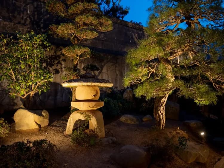 【本棟】日本庭園／夜風にあたりながら、夜の日本庭園をお楽しみください。