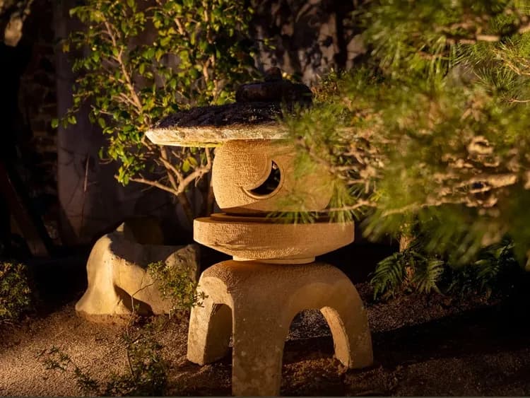 【本棟】日本庭園／灯りと陰が作り出す和の空間