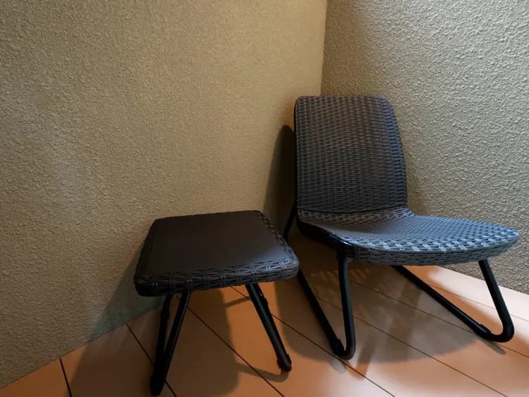 【本棟】外気浴デッキ／飲み物をおけるサイドテーブルもございます。