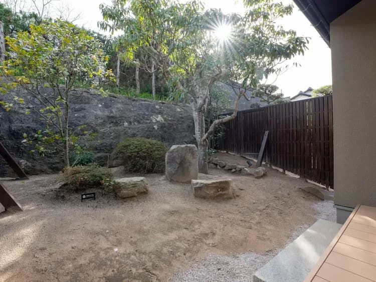 【本棟】日本庭園／木漏れ日や四季で表情を変える植物など、出雲の空気を感じられます。