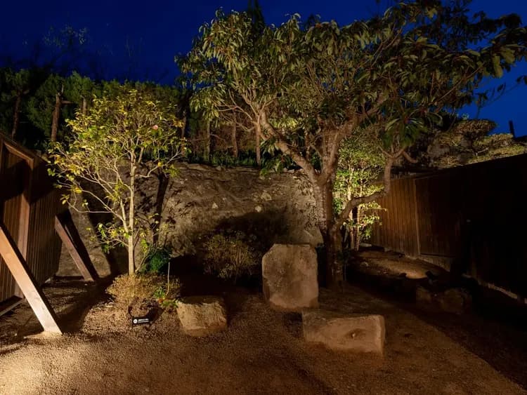 【本棟】日本庭園／灯りと陰が作り出す和の空間