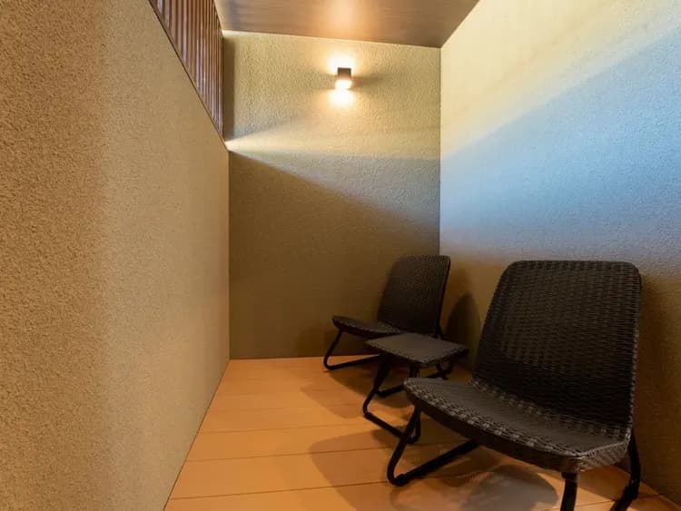 【離れ】外気浴デッキ／サウナ後にうれしい、出雲の外気を感じて整うスペース