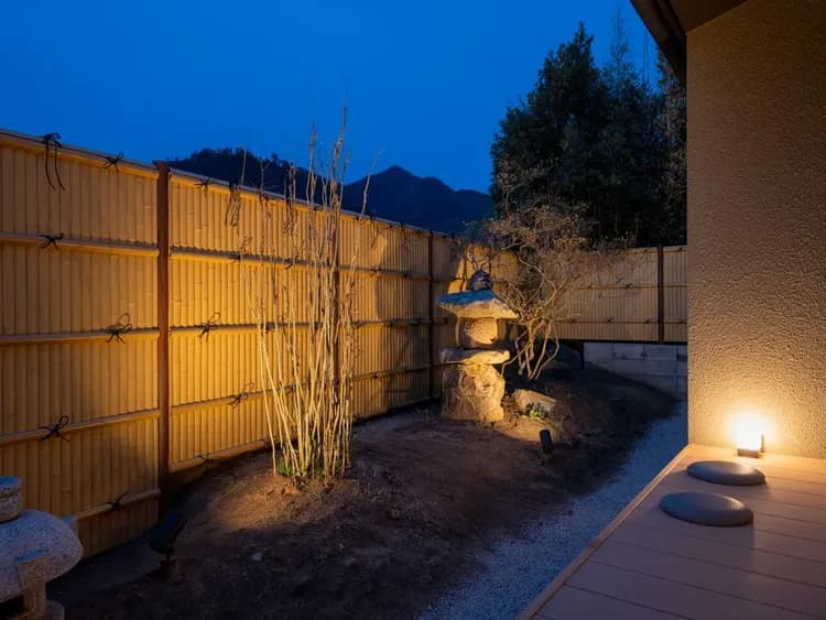 【離れ】日本庭園／昼とは異なる表情で魅せる和の趣