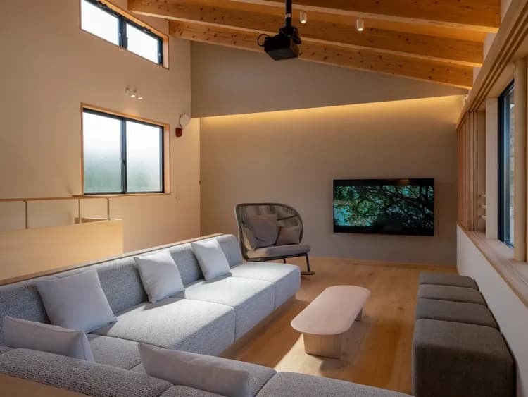 【離れ】リビング／ソファでくつろぎながら、TVやプロジェクターをご覧いただけます