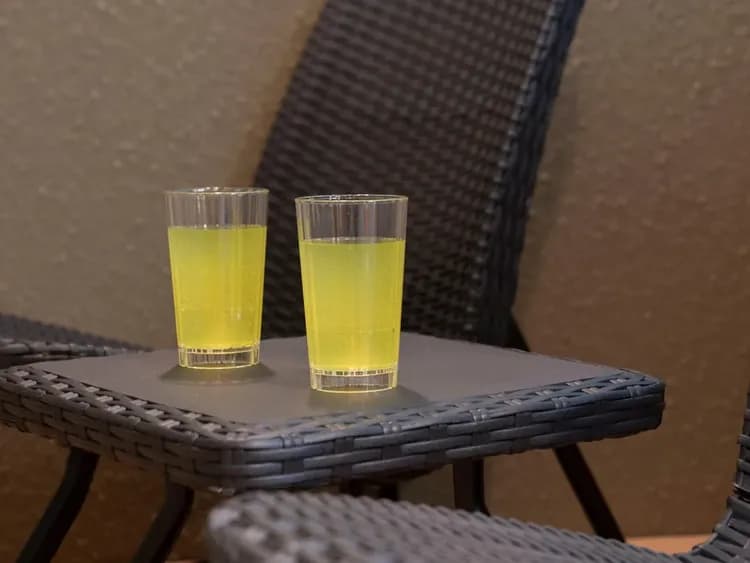 【離れ】外気浴デッキ／飲み物をおけるサイドテーブルもございます。