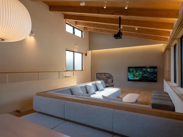 【離れ】リビング／昼間には、やわらかな日の光が木漏れ日のように差し込みます。