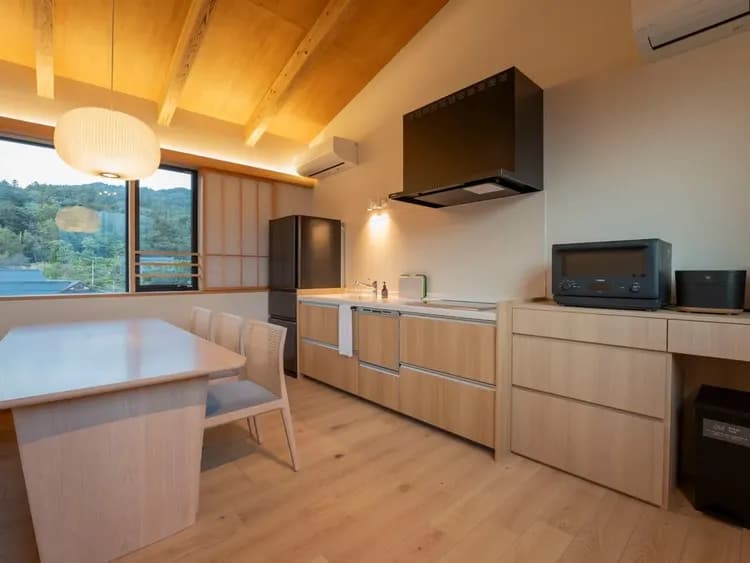 【離れ】キッチン／ダイニングとひとつの空間で料理を楽しめる設備充実のキッチン