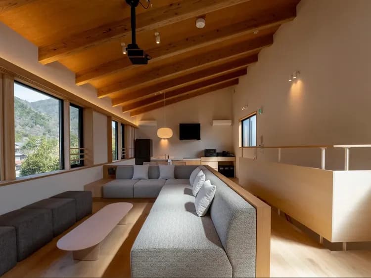 【離れ】リビング／開放感のある高めの天井とゆったりソファのくつろぎ空間