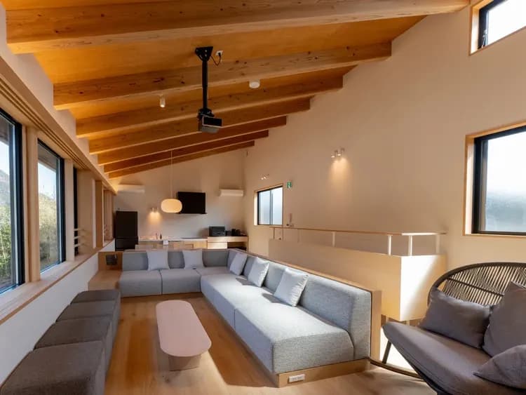 【離れ】リビング／日の光が差し込む、奥行きのあるリビングからは八雲山を望めます。