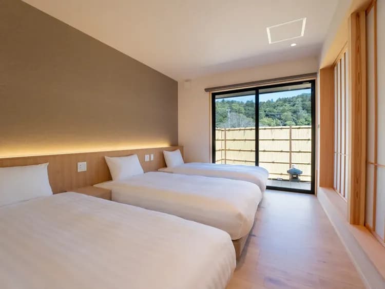 【離れ】101／窓から見える緑と和風のしつらえが旅の疲れを癒してくれます。