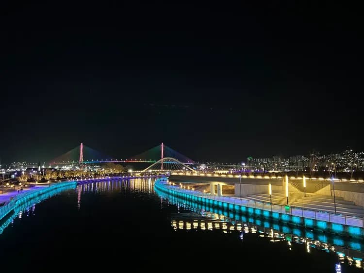 親水公園 (Chinsoo Waterfront Park)