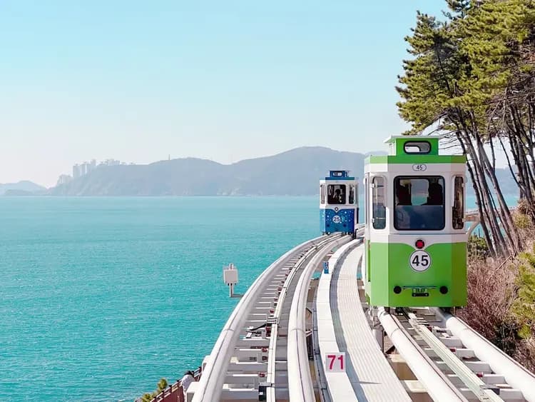 藍線公園天空膠囊列車