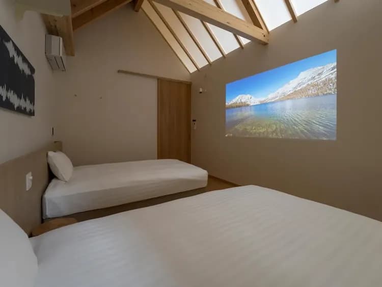 【寝室】ダブルベッド2台と大迫力のプロジェクターを完備